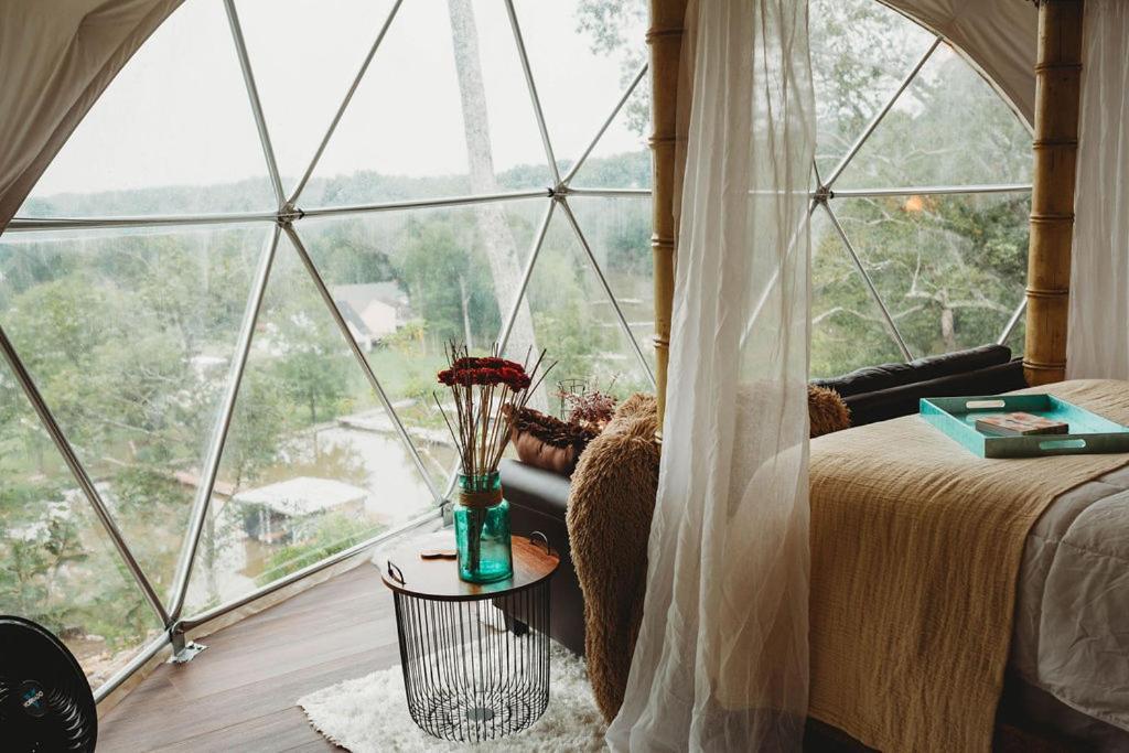 Waterfront Luxury Glamping Dome Hotel Rogersville ภายนอก รูปภาพ