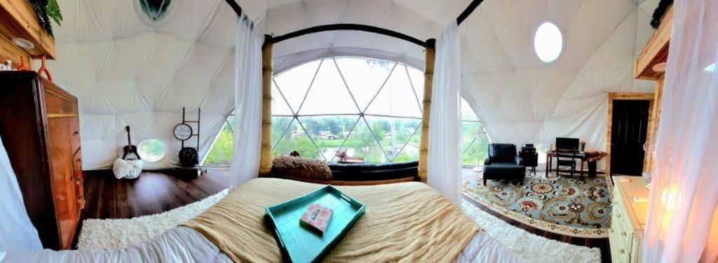 Waterfront Luxury Glamping Dome Hotel Rogersville ภายนอก รูปภาพ