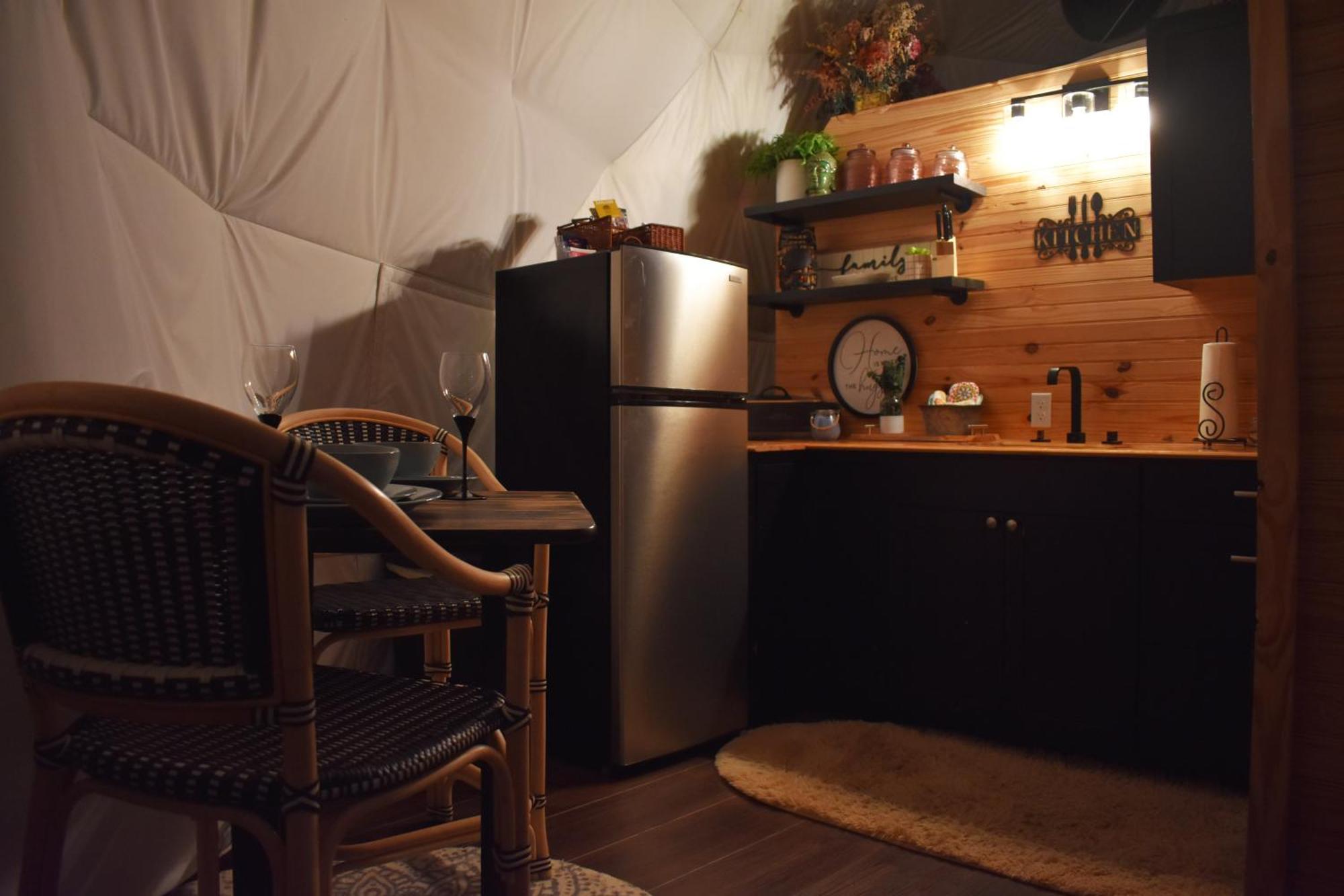 Waterfront Luxury Glamping Dome Hotel Rogersville ภายนอก รูปภาพ