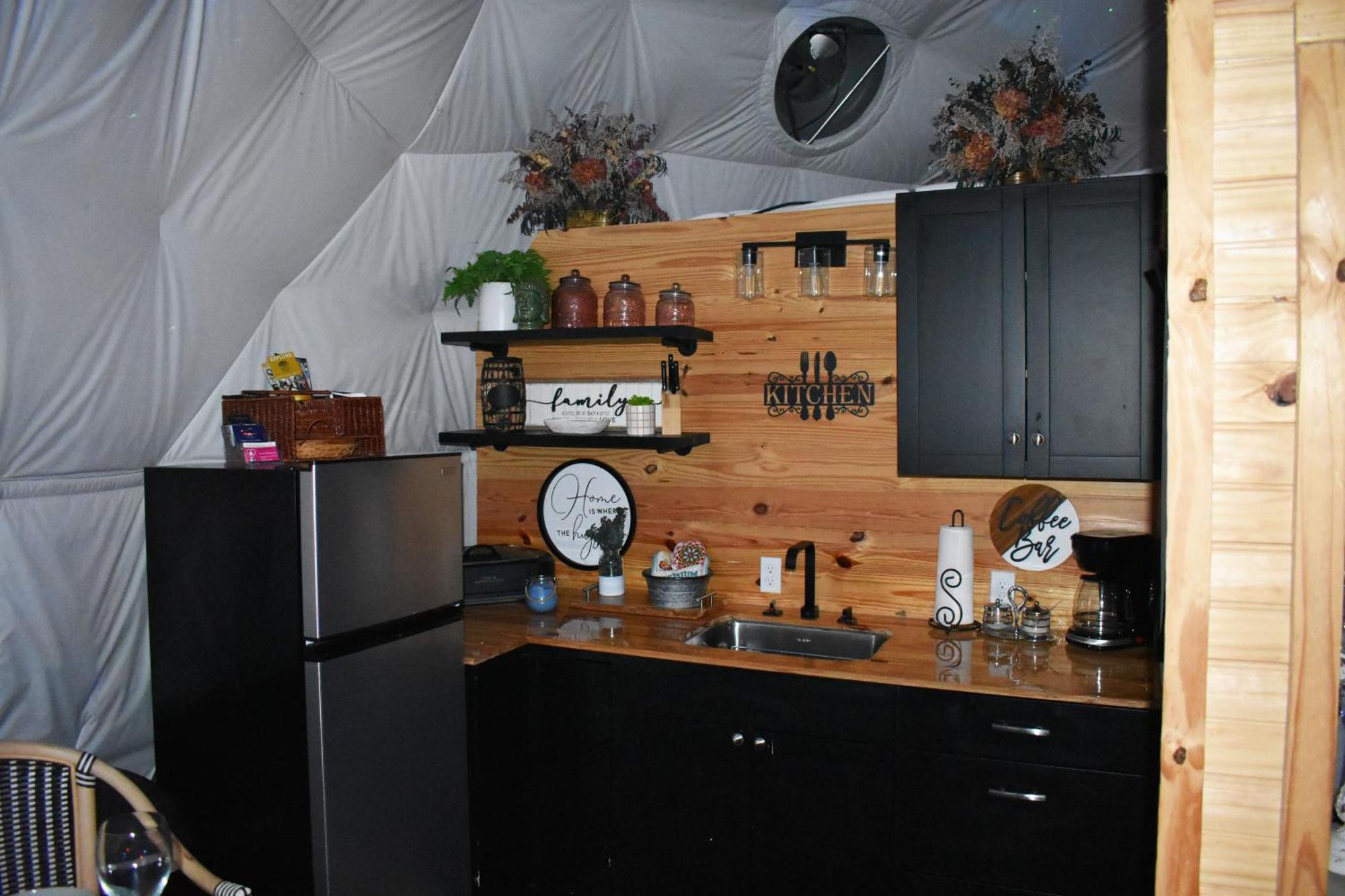 Waterfront Luxury Glamping Dome Hotel Rogersville ภายนอก รูปภาพ